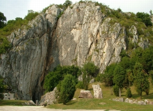 Az ikonikus 50 m magas sziklafal az aggteleki bejárat fölött